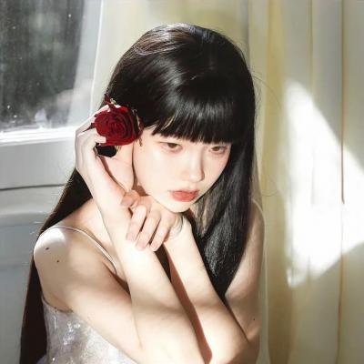 给小酒馆女子喝高杯酒
